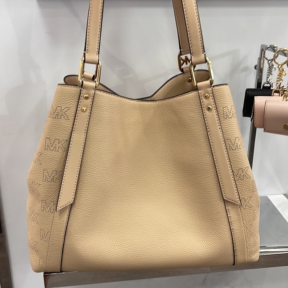 MICHAEL KORS ARLO LARGE GRAB BAG SHOULDER TOTE MK LEATHER GOLD~2 BAGS IN 1
Buff - Picture 16 of 16